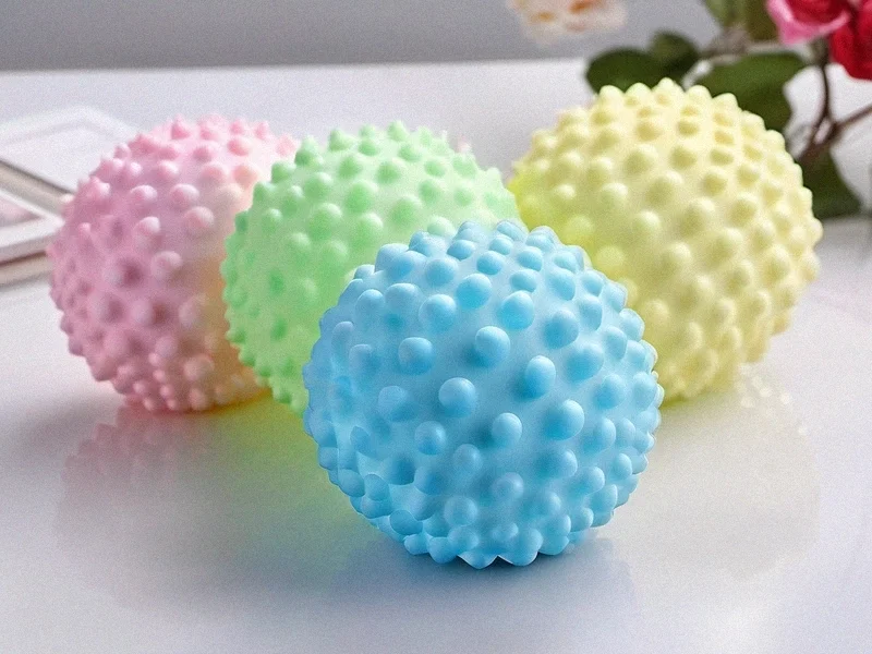 Per l'acquisto di giocattoli schiacciabili, palline antistress e figurine in gomma morbida, una lista di controllo per la selezione dei materiali TPE/TPR, documentazione fornitori, campionamento con stampi reali, verifica dell'imballaggio, gestione dei lotti e test per i mercati di destinazione.
